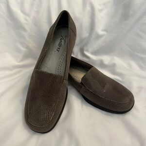 NWOT Trotters Jenn Mini Dots Loafer